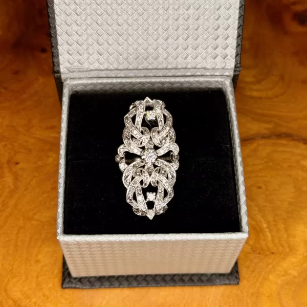 Anillo alargado de oro de 18 kilates con diamantes