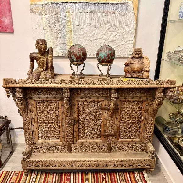 Mueble aparador antiguo indio en madera tallada
